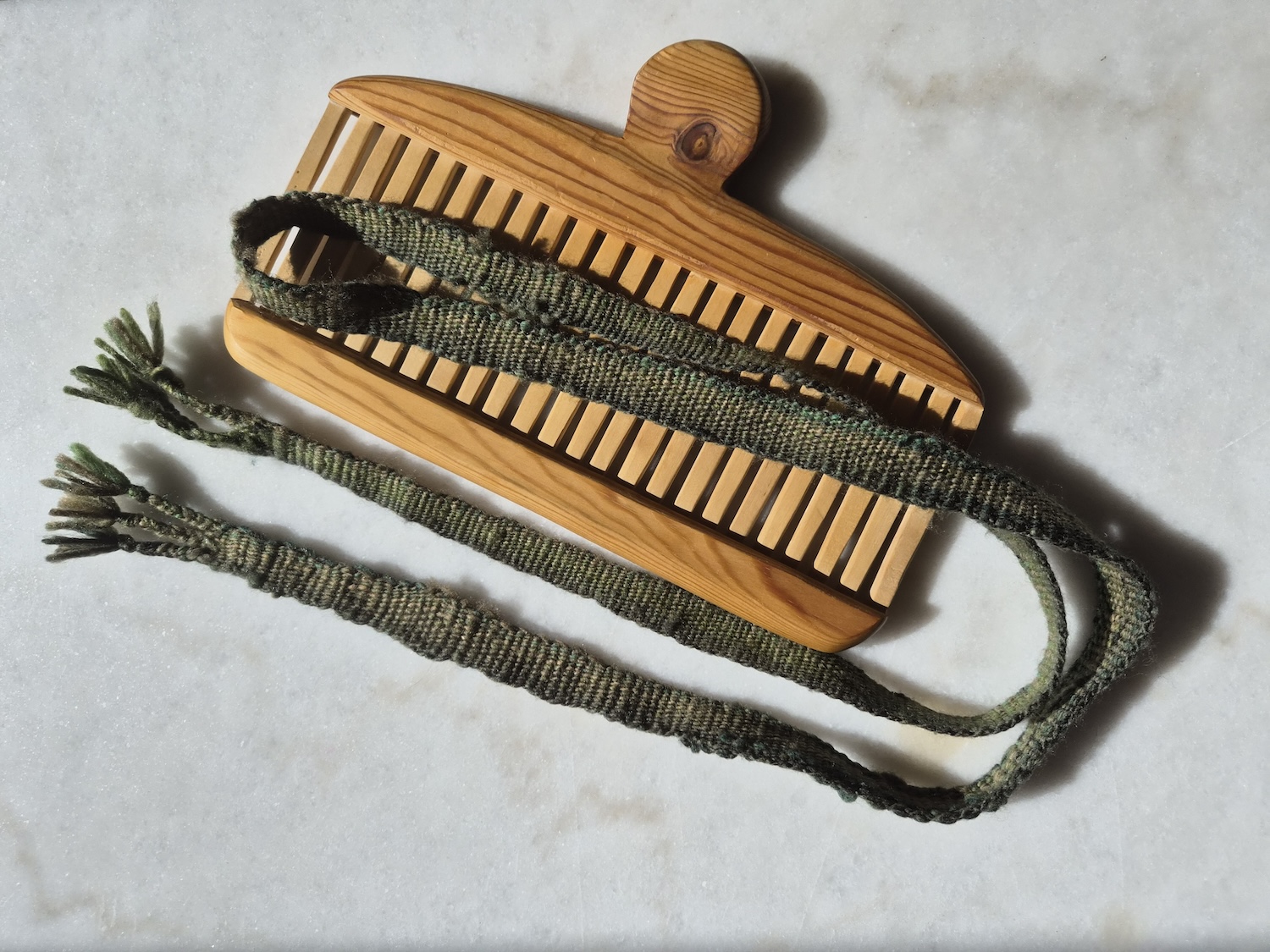 A weft faced band weave